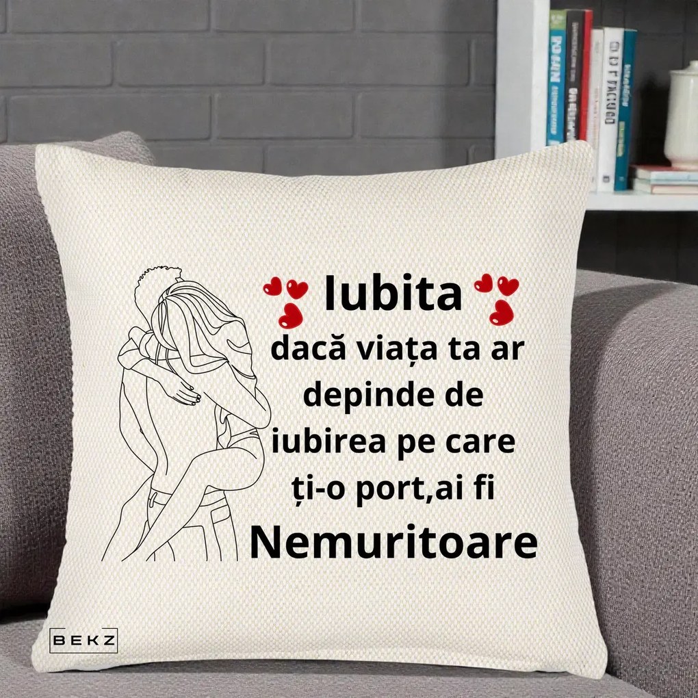 Cadou pentru Iubita - Perna Personalizata Iubita Nemuritoare cu Cuplu Line-Art si Inimi Rosii, 40x40 cm, Crem Reliefat, Husa Detasabila, Perna Inclusa, BEKZ®