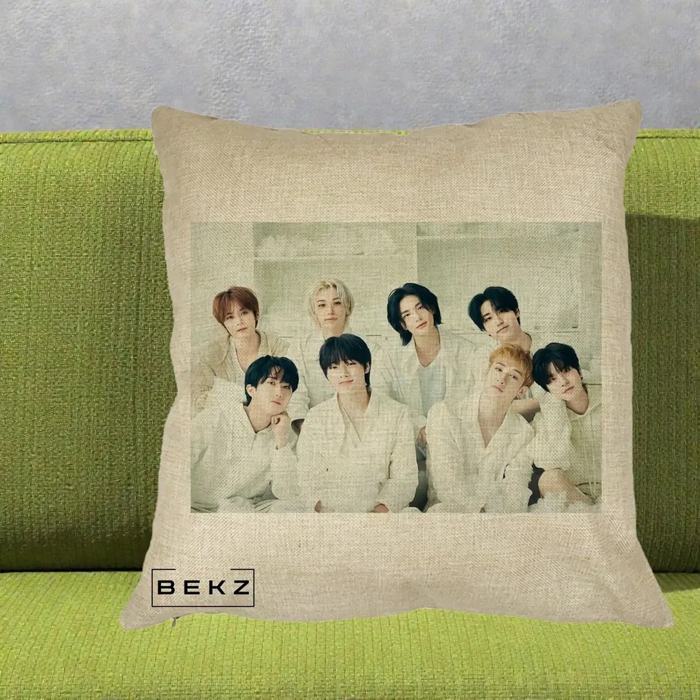 Perna Personalizata K-pop Stray Kids Foto Grup Alb All-White cu 8 Membrii, 40x40 cm, Crem, Husa Detasabila, Perna Inclusa, BEKZ®