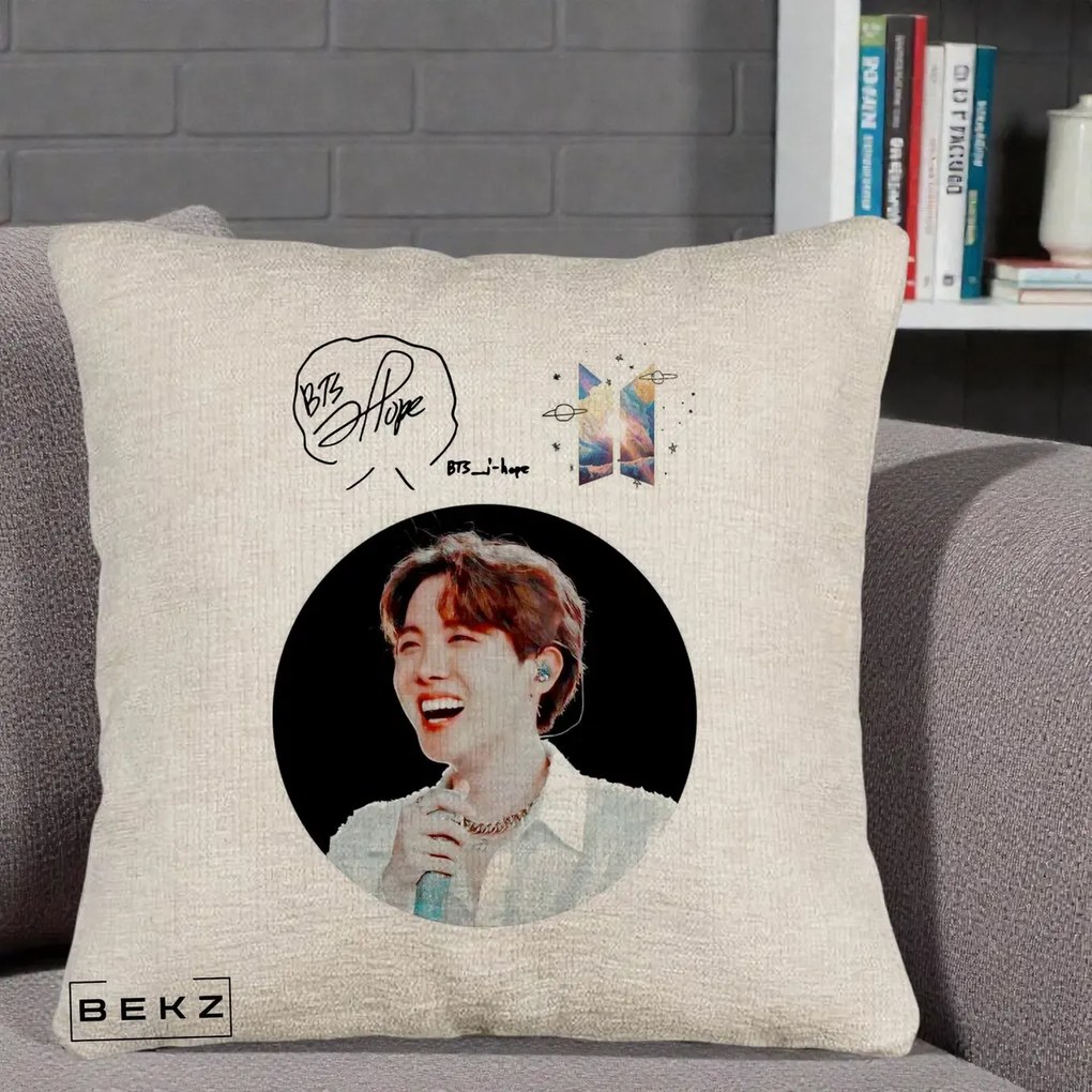 Perna Personalizata K-pop BTS J-Hope Portret cu Autograf, 40x40 cm, Bej Canapea, Husa Detasabila, Perna Inclusa, BEKZ®