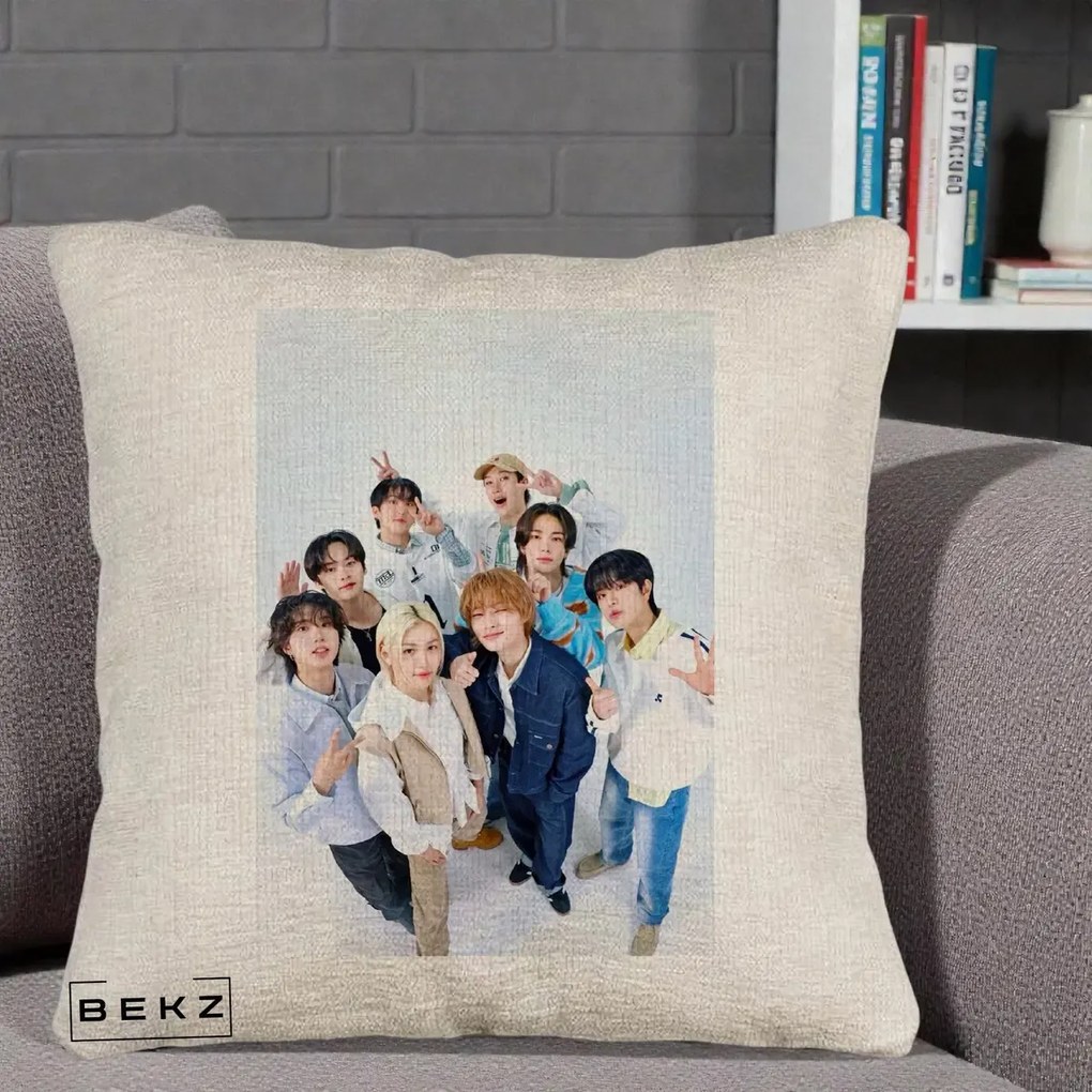 Perna Personalizata K-pop Stray Kids Foto Grup Alb cu 8 Membrii de Sus, 40x40 cm, Bej Canapea, Husa Detasabila, Perna Inclusa, BEKZ®