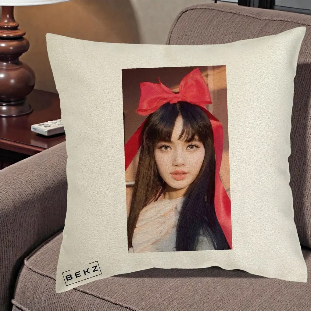 Perna Personalizata K-pop BLACKPINK Rose cu Funda Rosie, 40x40 cm, Ecru, Husa Detasabila, Perna Inclusa, BEKZ®