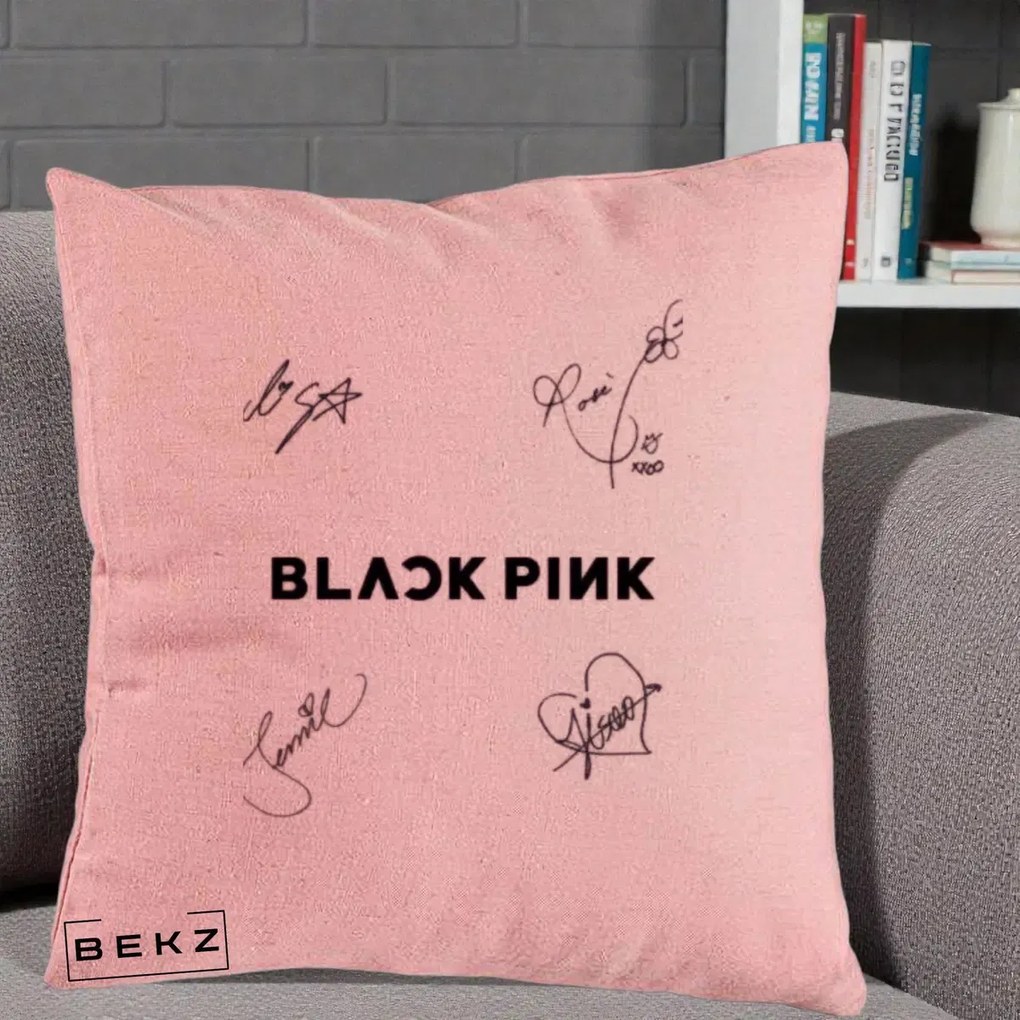 Perna Personalizata K-pop BLACKPINK Tinute Negre Grup Simplu, 40x40 cm, Roz, Husa Detasabila, Perna Inclusa, BEKZ®