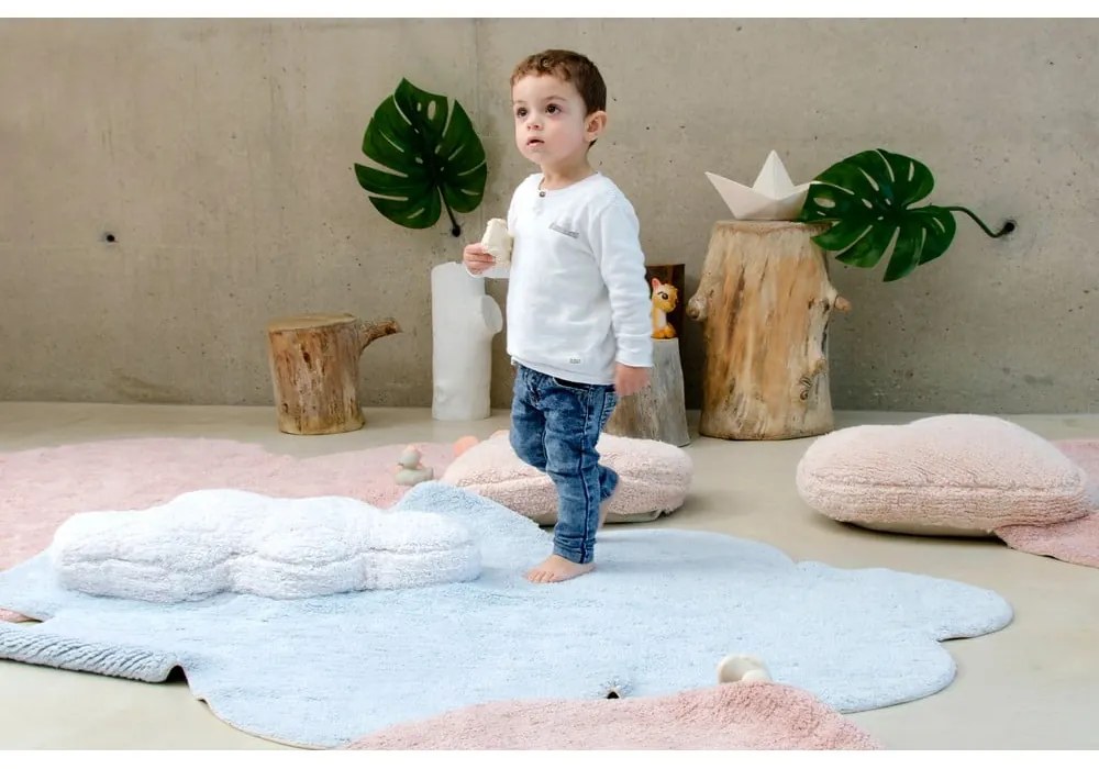 Covor pentru copii albastru deschis lavabil/țesut manual din bumbac 110x170 cm Puffy Dream – Lorena Canals