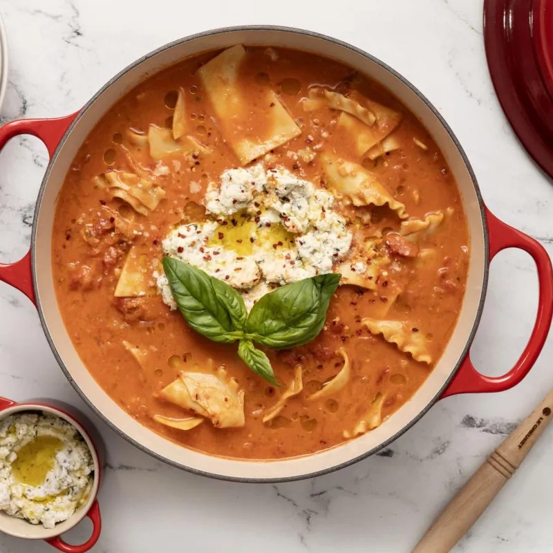 Tigaie din fonta Le Creuset 21179300602430, 30 cm, 6,2 l, Capac etans pentru pastrarea aromelor, Cuptor pana la 260°C, Toate plitele inclusiv inductie, Rosu