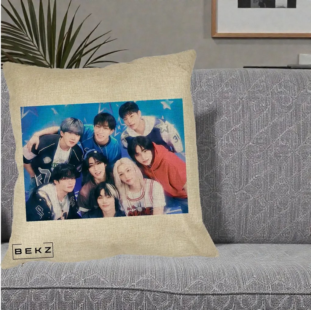 Perna Personalizata K-Pop Grup Foto Stele, 40x40 cm, Crem, Husa Detasabila, Perna Inclusa, BEKZ®
