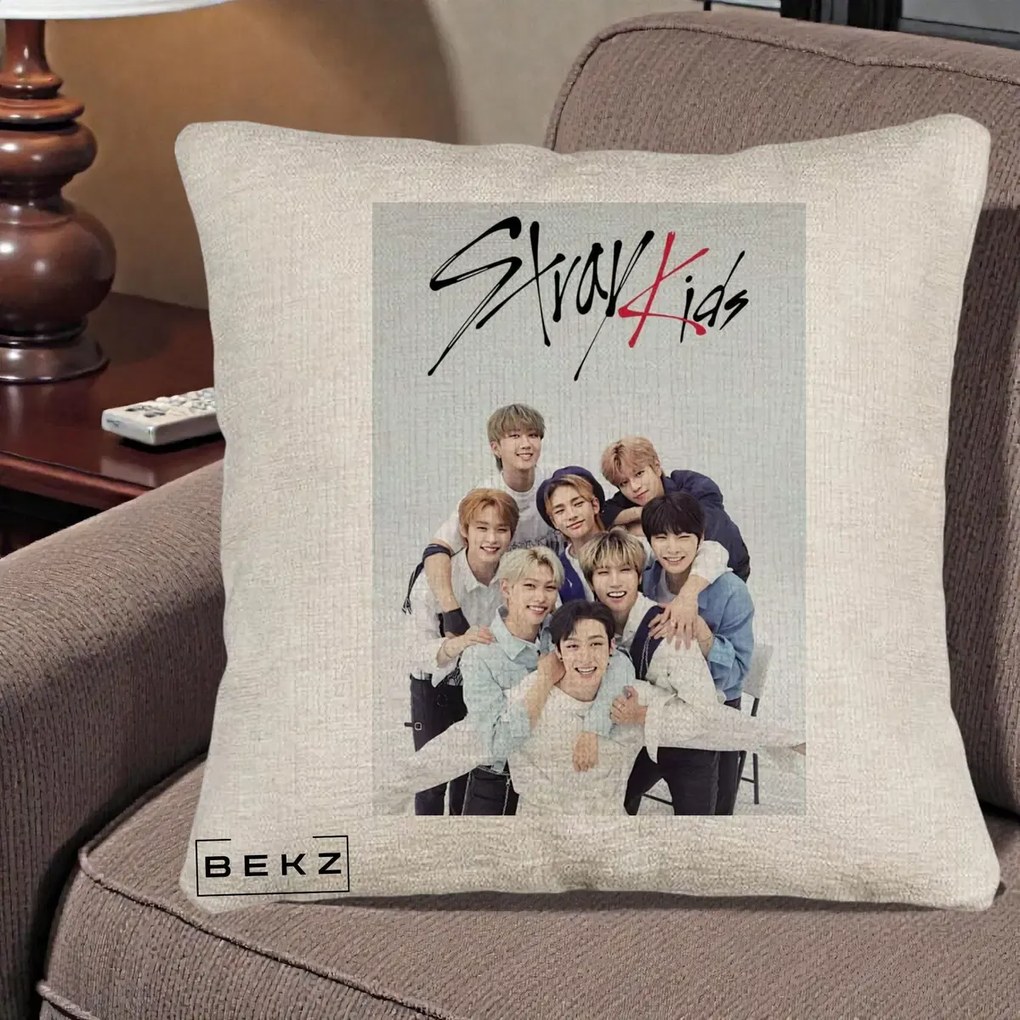 Perna Personalizata K-pop Stray Kids cu Foto Grup Alb-Albastru, 40x40 cm, Bej Canapea, Husa Detasabila, Perna Inclusa, BEKZ®