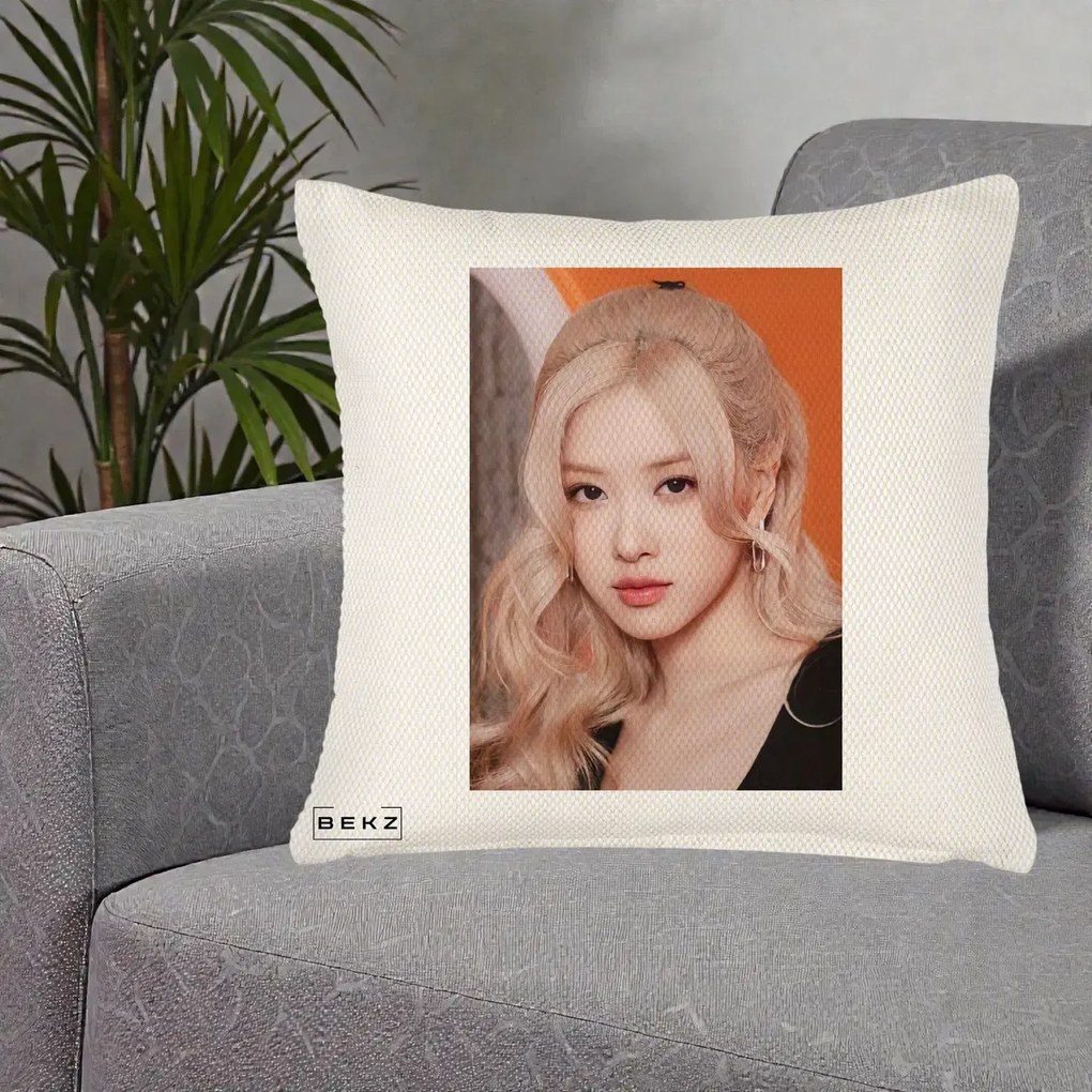 Perna Personalizata K-pop BLACKPINK cu Funda Rosie, 40x40 cm, Crem Reliefat, Husa Detasabila, Perna Inclusa, BEKZ®