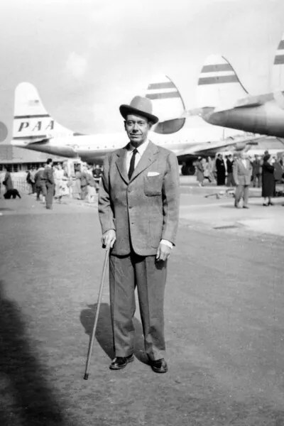 Fotografie Cole Porter Arriving in Paris, France Airport September 27, 1951