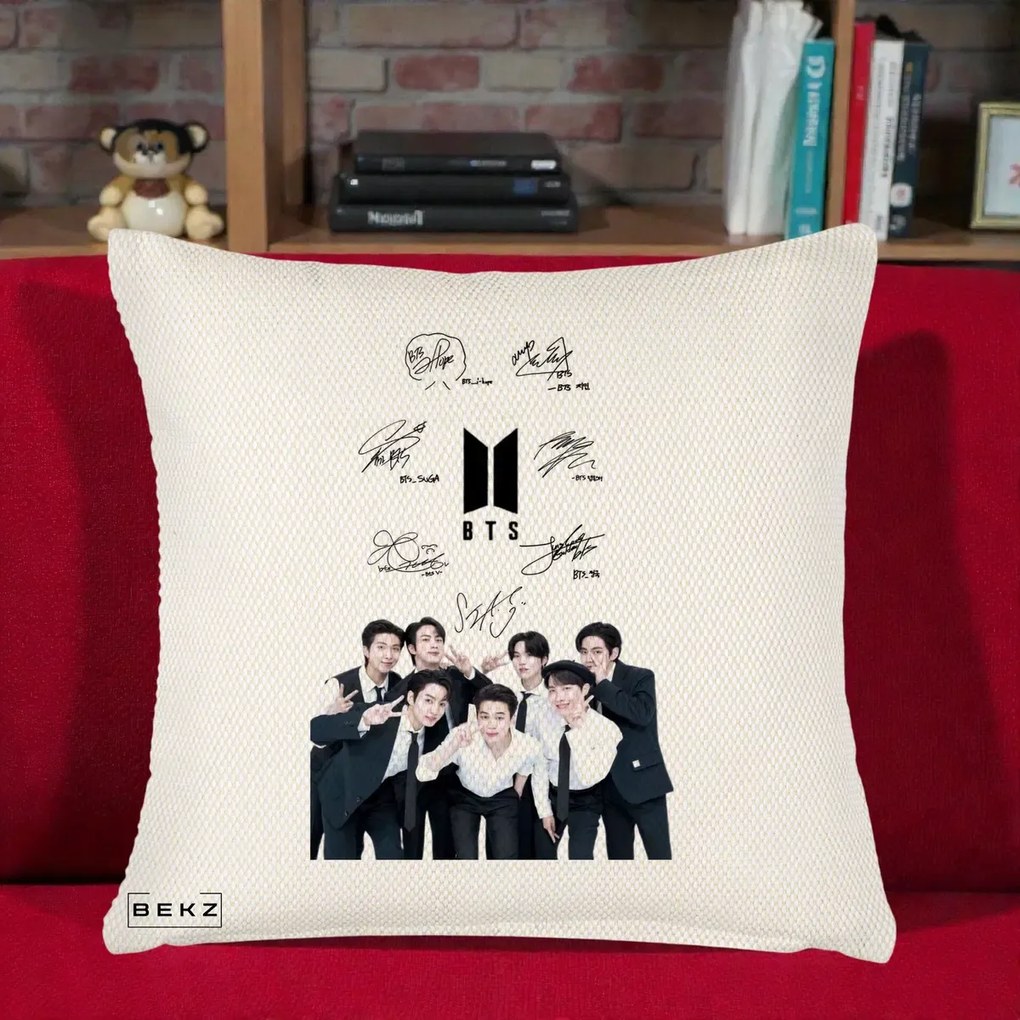 Perna Personalizata K-pop BTS Autografe Toti Membrii cu Fotografie, 40x40 cm, Crem Reliefat, Husa Detasabila, Perna Inclusa, BEKZ®