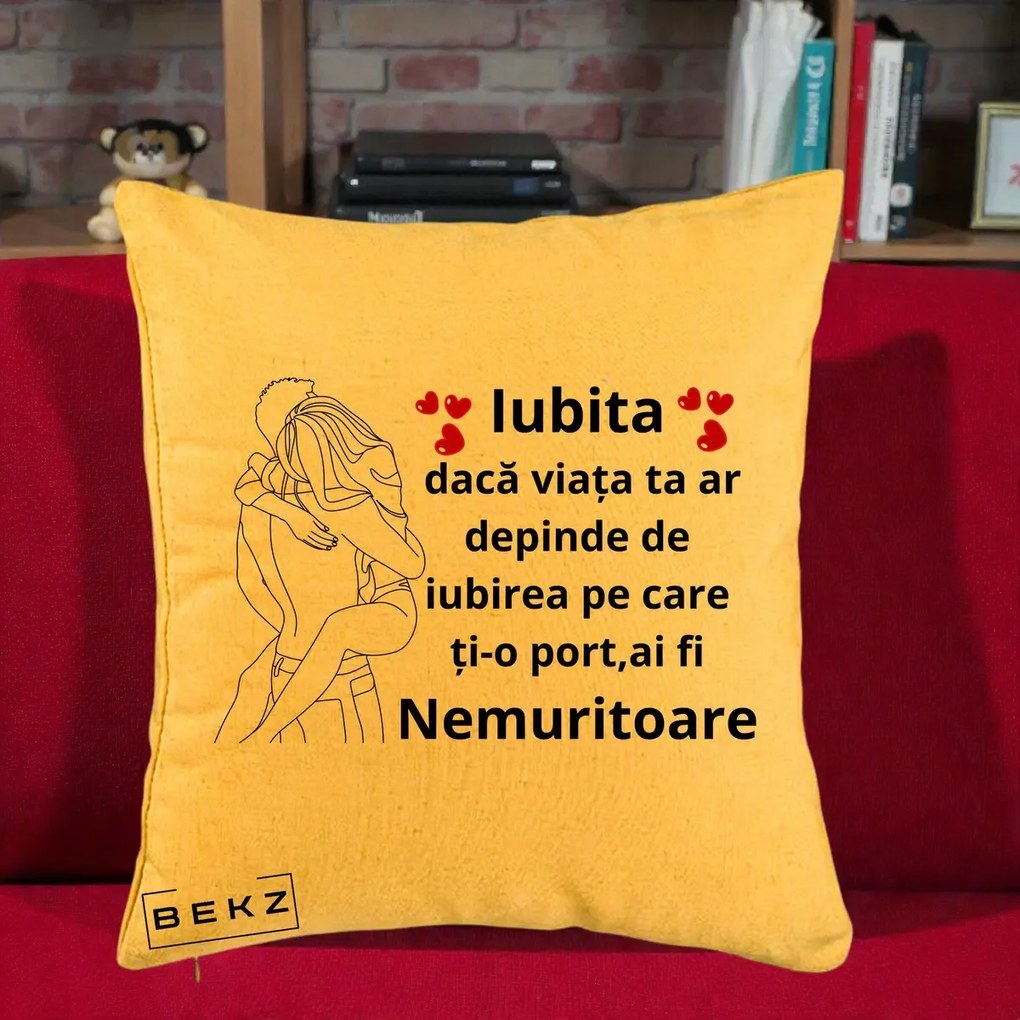 Cadou pentru Iubita - Perna Personalizata Iubita Nemuritoare cu Cuplu Line-Art si Inimi Rosii, 40x40 cm, Galben, Husa Detasabila, Perna Inclusa, BEKZ®
