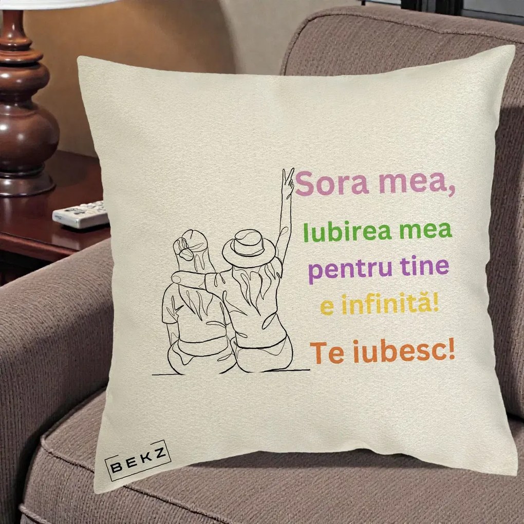 Cadou pentru Sora - Perna Personalizata Sora Mea Te Iubesc Doua Fete cu Palarie si Umbrela, 40x40 cm, Ecru, Husa Detasabila, Perna Inclusa, BEKZ®