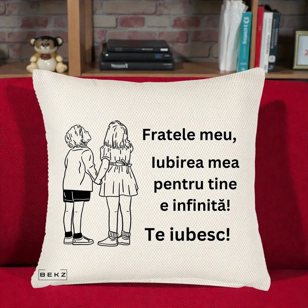 Cadou pentru Frate - Perna Personalizata Fratele Meu Te Iubesc Copii Tinand Maini Line Art, 40x40 cm, Crem Reliefat, Husa Detasabila, Perna Inclusa, BEKZ®
