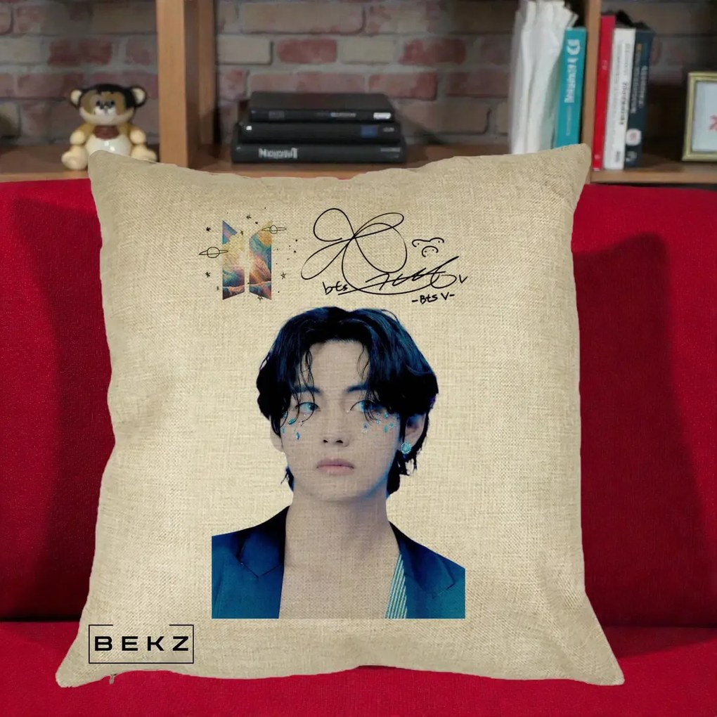 Perna Personalizata K-pop BTS V Taehyung Portret cu Autograf, 40x40 cm, Crem, Husa Detasabila, Perna Inclusa, BEKZ®