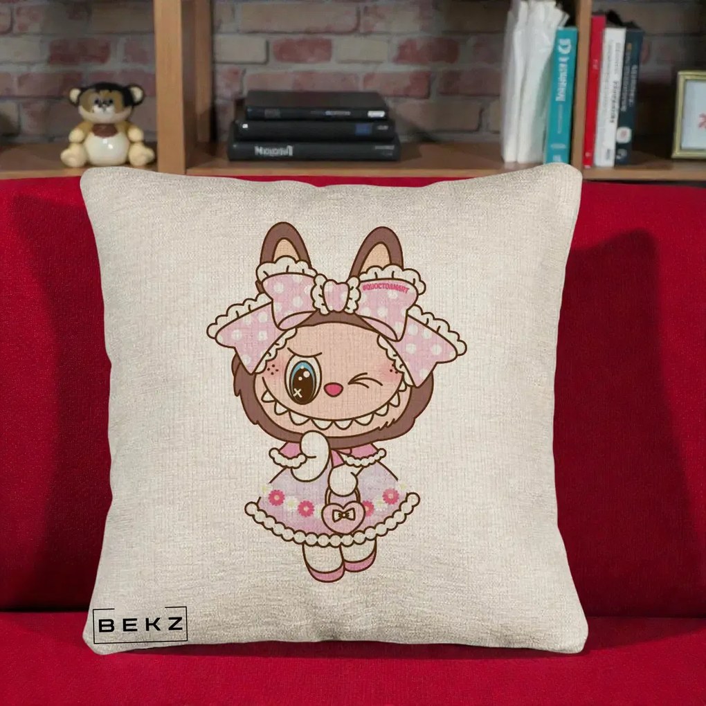 Perna Personalizata Labubu Lolita Roz cu Dantela, 40x40 cm, Bej Canapea, Husa Detasabila, Perna Inclusa, BEKZ®