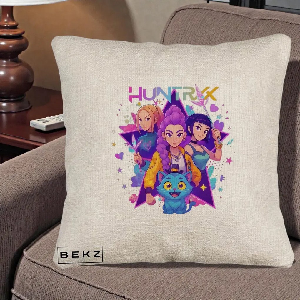 Perna Personalizata K-pop HUNTRX Trio cu Pisica Stele, 40x40 cm, Bej Canapea, Husa Detasabila, Perna Inclusa, BEKZ®