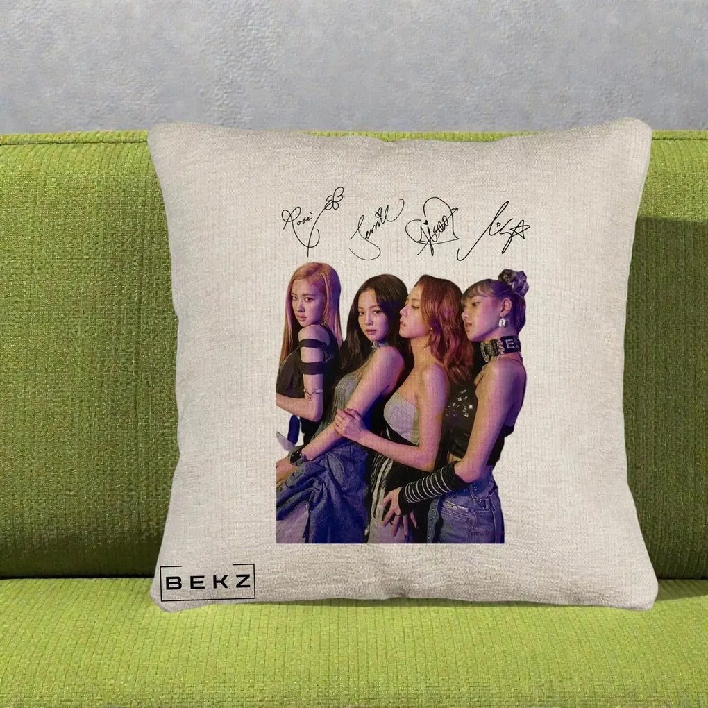 Perna Personalizata K-pop BLACKPINK Fotografie Grup Autografe Deasupra, 40x40 cm, Bej Canapea, Husa Detasabila, Perna Inclusa, BEKZ®