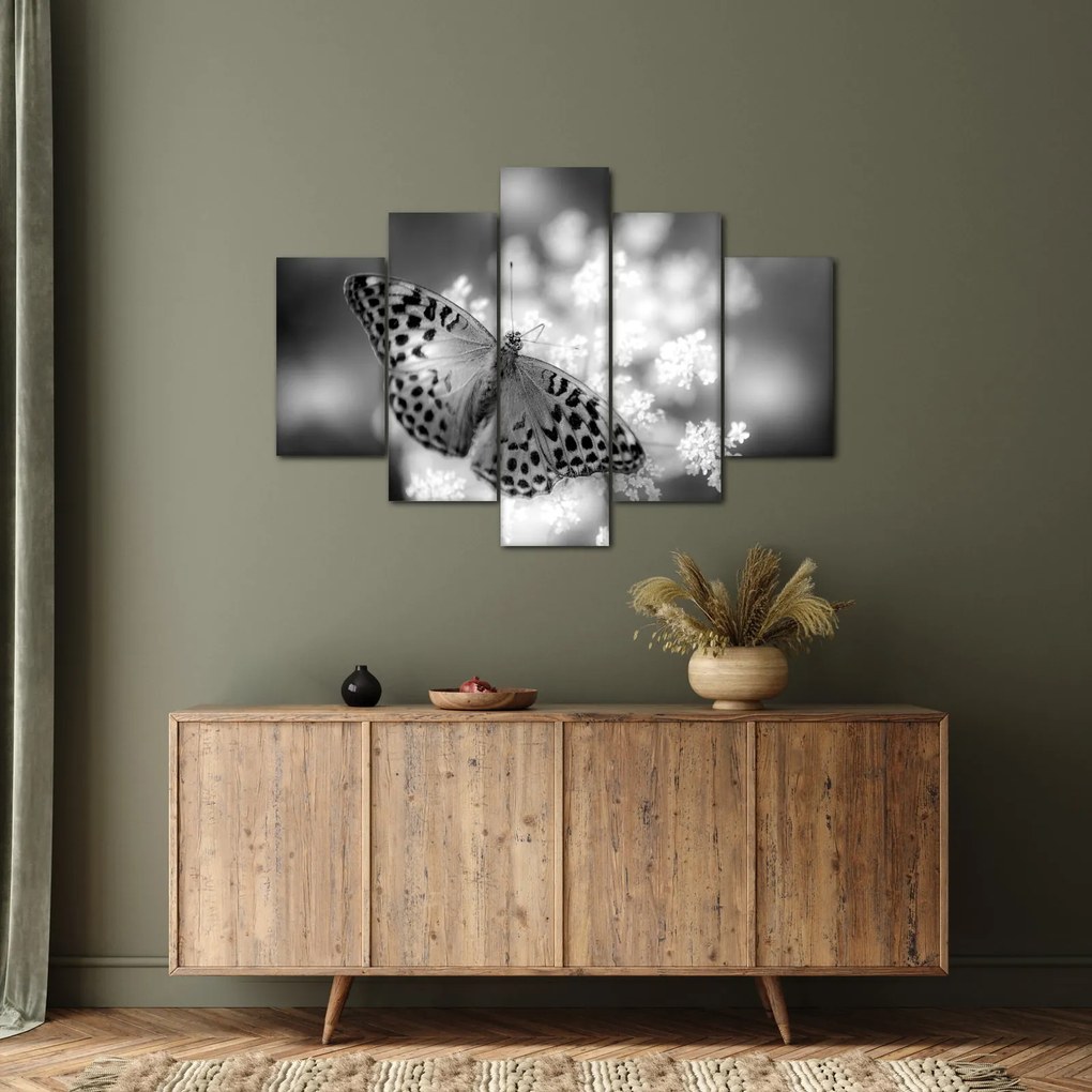 Tablou - Detailu cu fluture care polenizează floare (150x105 cm)
