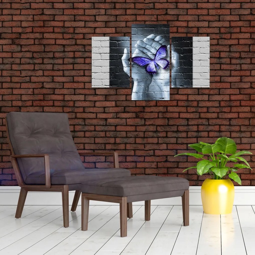 Tablou - Fluture violet pe perete (90x60 cm)