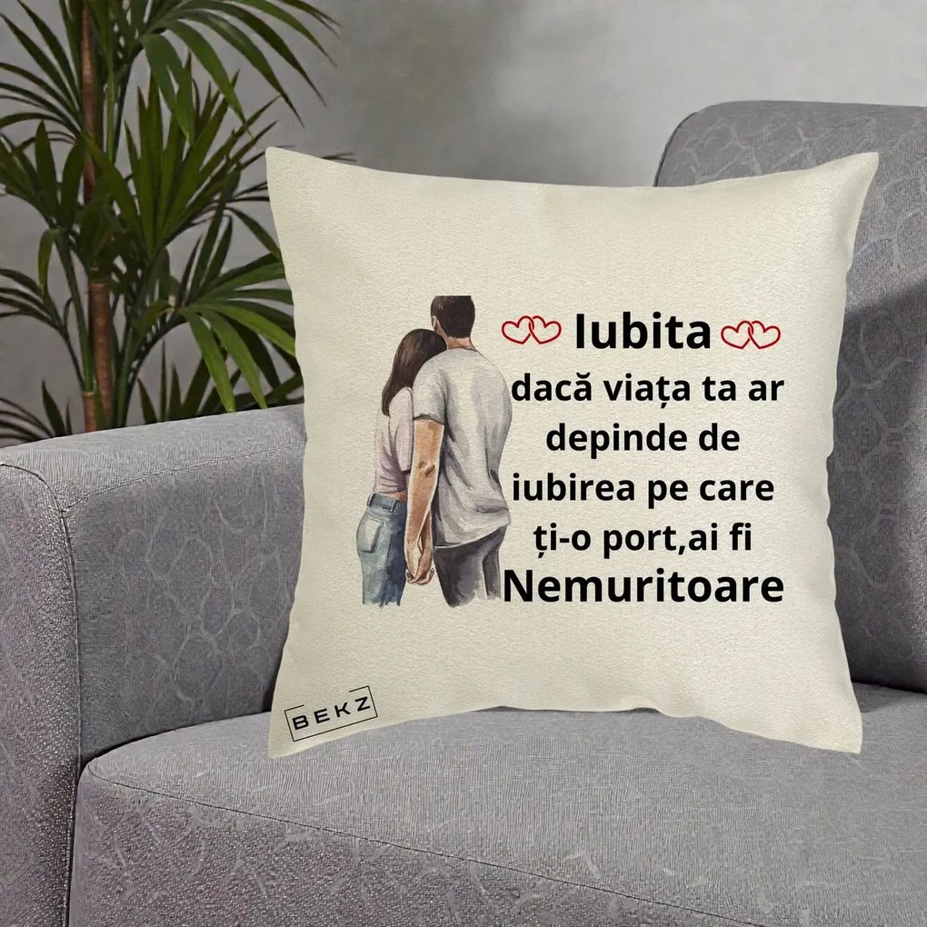 Cadou pentru Iubita - Perna Personalizata Iubita Nemuritoare cu Cuplu Acuarela Roz si Inimi, 40x40 cm, Ecru, Husa Detasabila, Perna Inclusa, BEKZ®