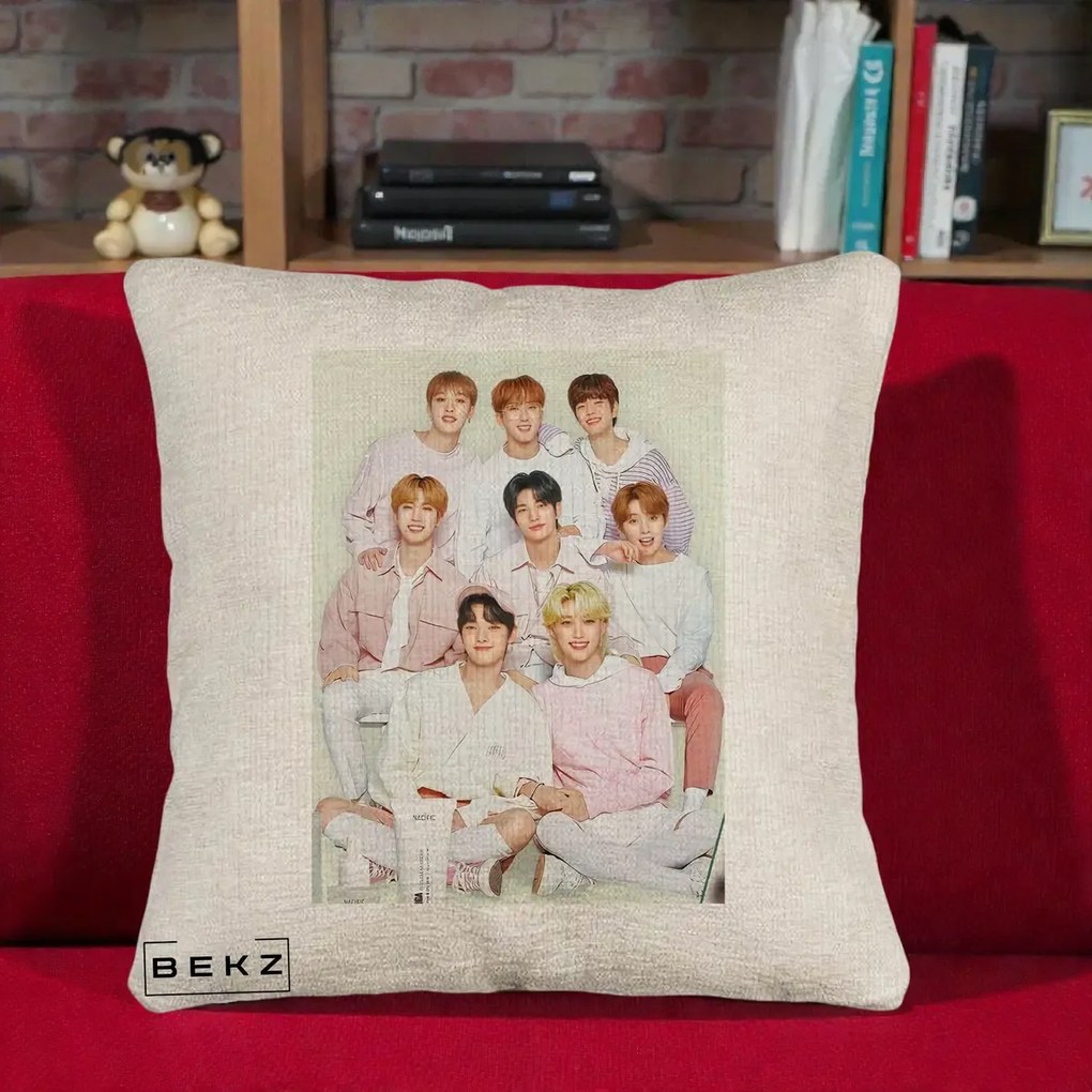 Perna Personalizata K-pop Stray Kids Foto Grup Pastel Roz-Alb cu 8 Membrii, 40x40 cm, Bej Canapea, Husa Detasabila, Perna Inclusa, BEKZ®