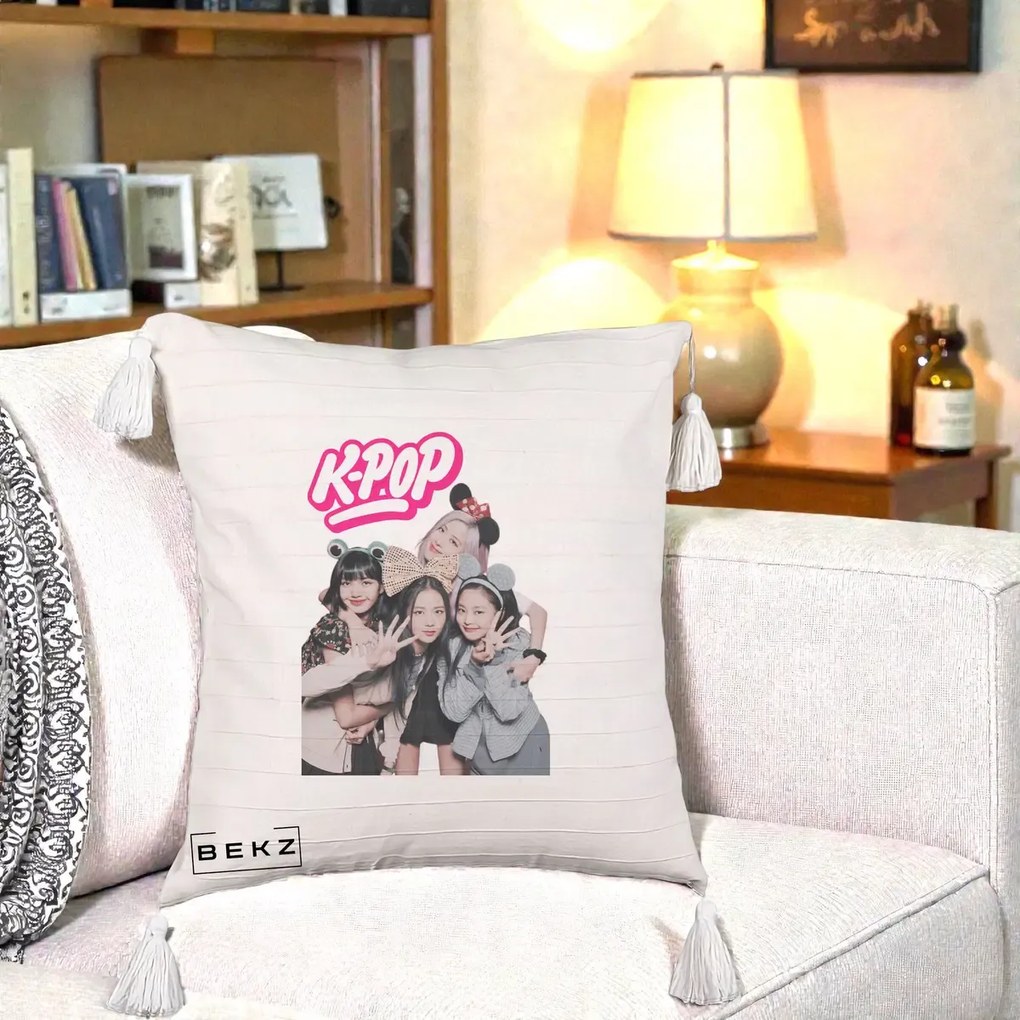 Perna Personalizata BLACKPINK K-Pop Grup Pozitii Amuzante, 40x40 cm, Bej cu Franjuri, Husa Detasabila, Perna Inclusa, BEKZ®