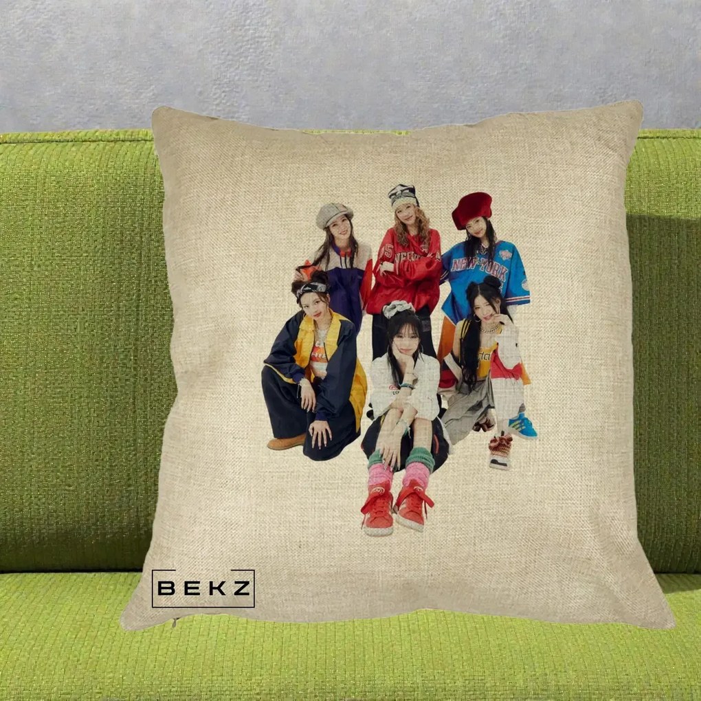 Perna Personalizata Grup K-pop Fete Streetwear Foto, 40x40 cm, Crem, Husa Detasabila, Perna Inclusa, BEKZ®