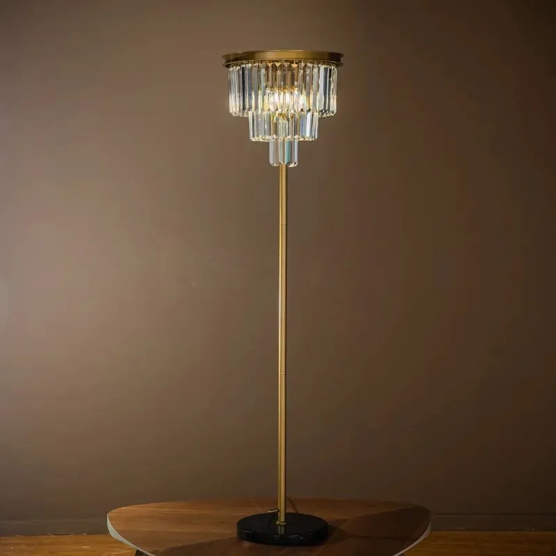 Lampadar din metal, auriu, cu cristale din sticlă în cascadă și bază neagră, 158 x 40 cm, „Hilton”