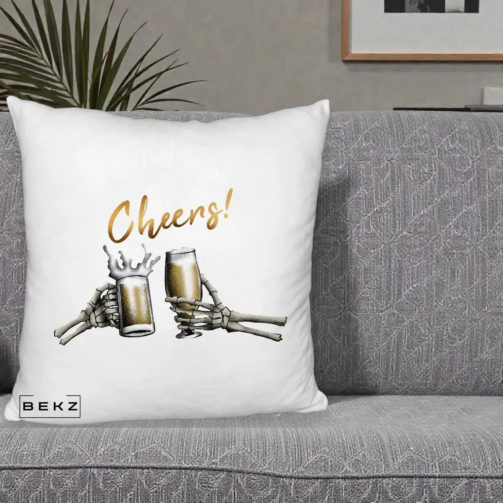 Perna Decorativa Halloween Cheers Schelete cu Bere, 40x40 cm, Alb Pufos, Husa Detasabila, Perna Inclusa, BEKZ®