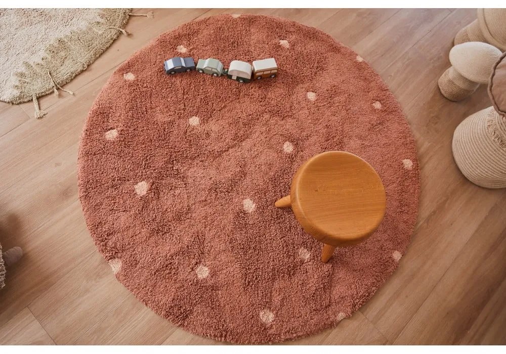 Covor pentru copii cărămiziu lavabil/țesut manual din bumbac ø140 cm Round Dot Chestnut – Lorena Canals