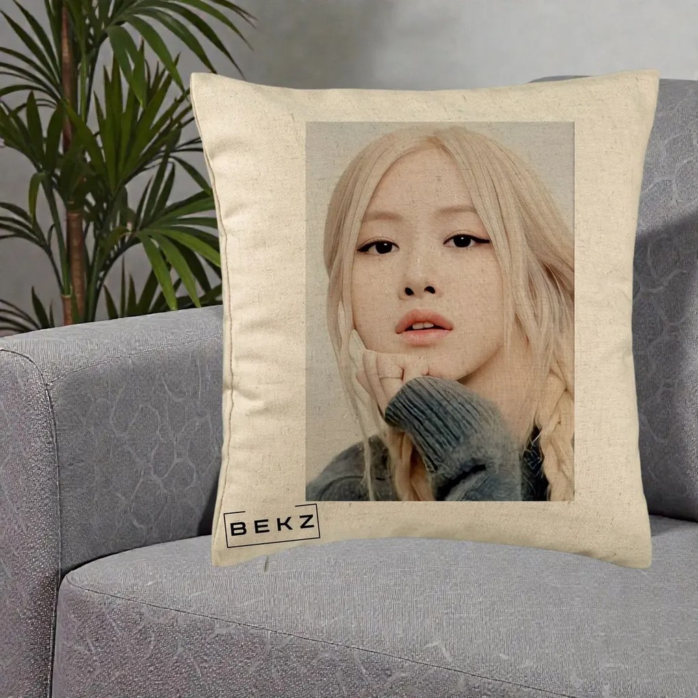 Perna Personalizata K-pop BLACKPINK Rose cu Jucarie de Plus, 40x40 cm, Bej, Husa Detasabila, Perna Inclusa, BEKZ®