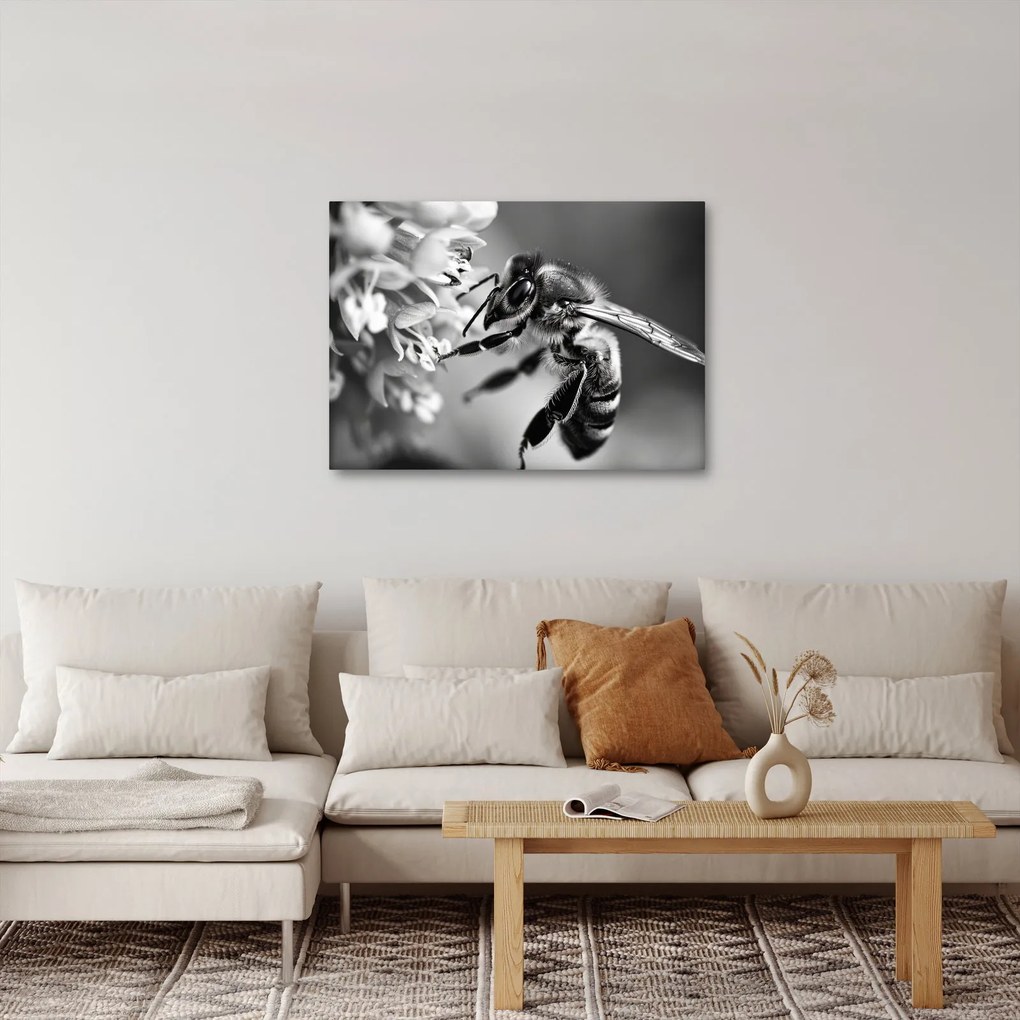 Tablou - Detaliu de albină (70x50 cm)