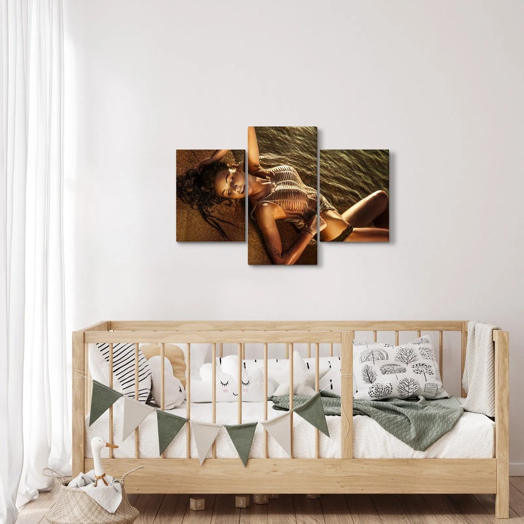 Tablou cu femeia întinsă pe plajă (90x60 cm)