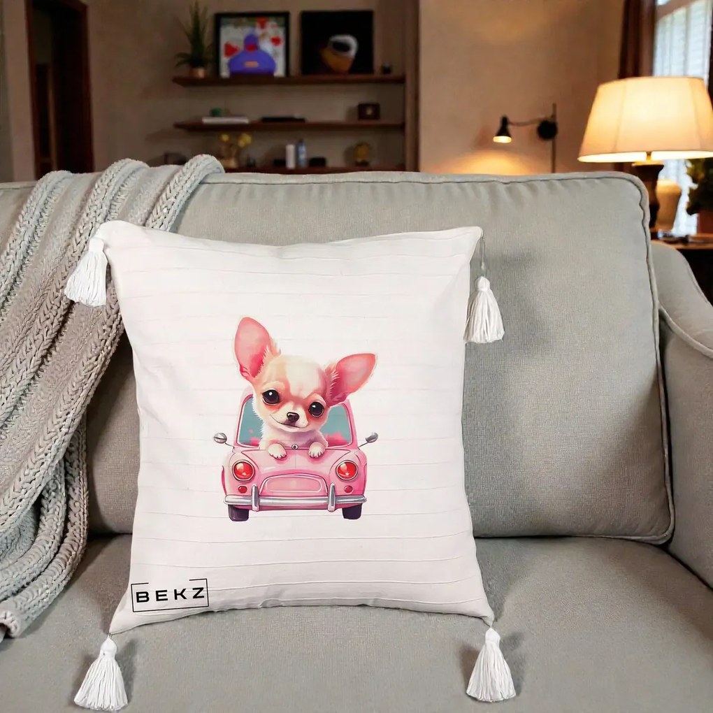 Perna Decorativa Chihuahua Roz in Masinuta, 40x40 cm, Bej cu Franjuri, Husa Detasabila, Perna Inclusa, BEKZ®
