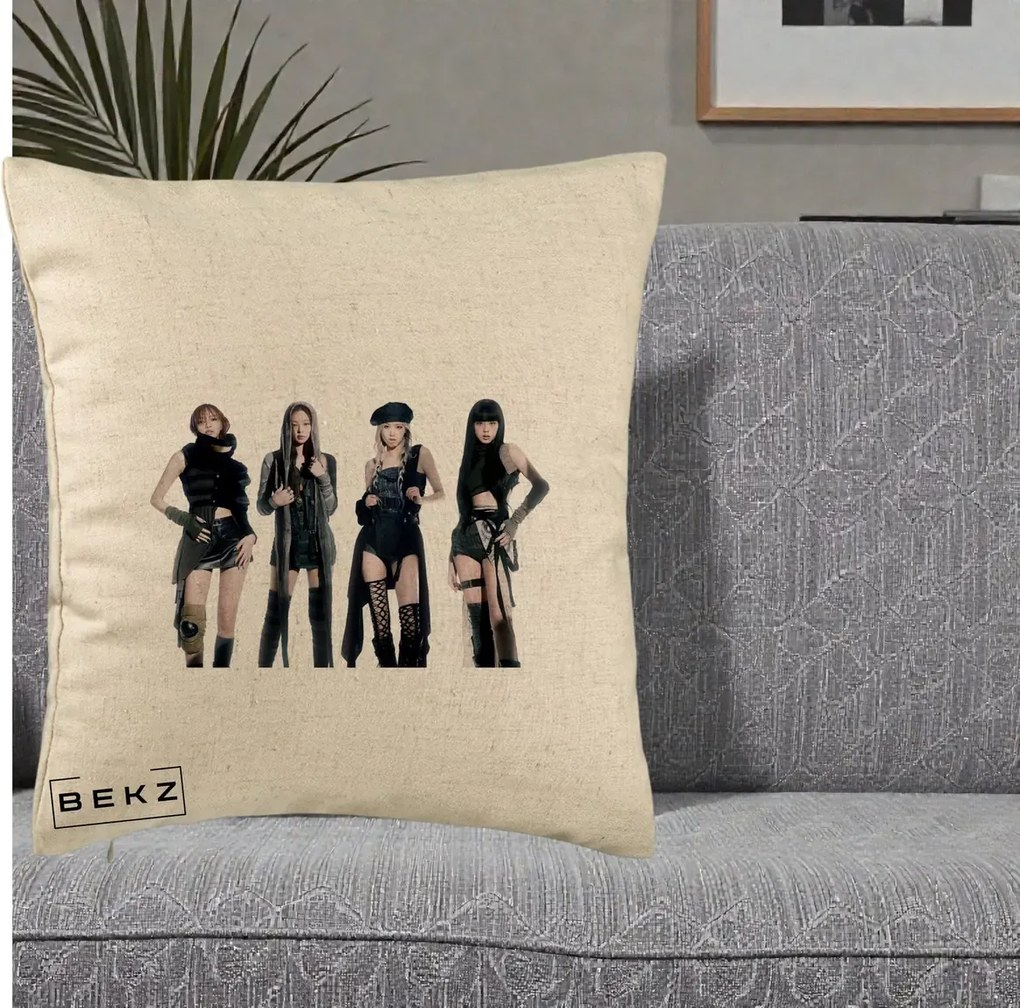 Perna Personalizata K-pop BLACKPINK Tinute Negre Elegante Grup, 40x40 cm, Bej, Husa Detasabila, Perna Inclusa, BEKZ®