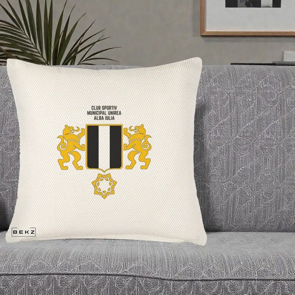 Perna Personalizata CSM Unirea Alba Iulia Fotbal, 40x40 cm, Crem Reliefat, Husa Detasabila, Perna Inclusa, BEKZ®