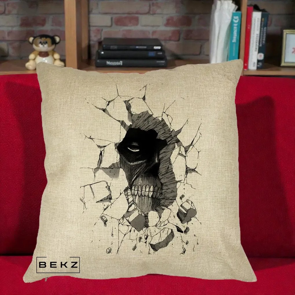 Perna Personalizata Attack on Titan Titan Crapand Zidul, 40x40 cm, Crem, Husa Detasabila, Perna Inclusa, BEKZ®