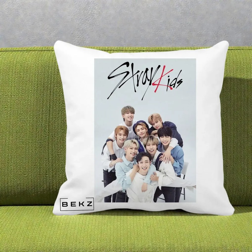 Perna Personalizata K-pop Stray Kids cu Foto Grup Alb-Albastru, 40x40 cm, Alba Mata, Husa Detasabila, Perna Inclusa, BEKZ®