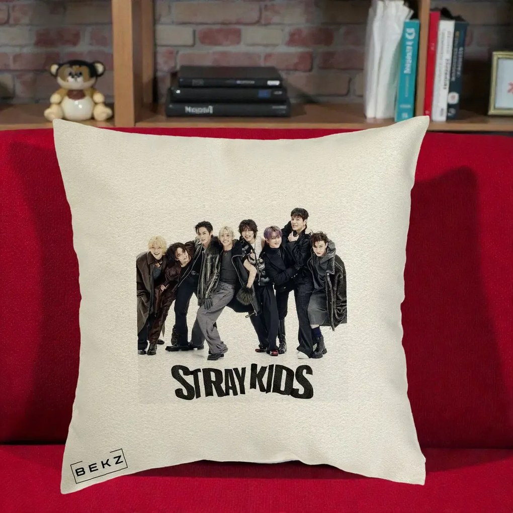Perna Personalizata K-pop Stray Kids Outfit Negru, 40x40 cm, Ecru, Husa Detasabila, Perna Inclusa, BEKZ®
