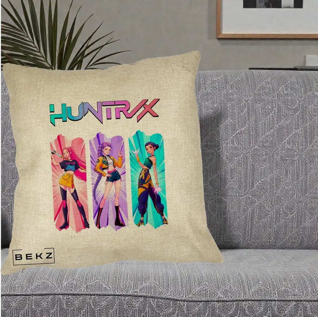 Perna Personalizata K-pop HUNTRX Trio cu Pisica in Benzi, 40x40 cm, Crem, Husa Detasabila, Perna Inclusa, BEKZ®