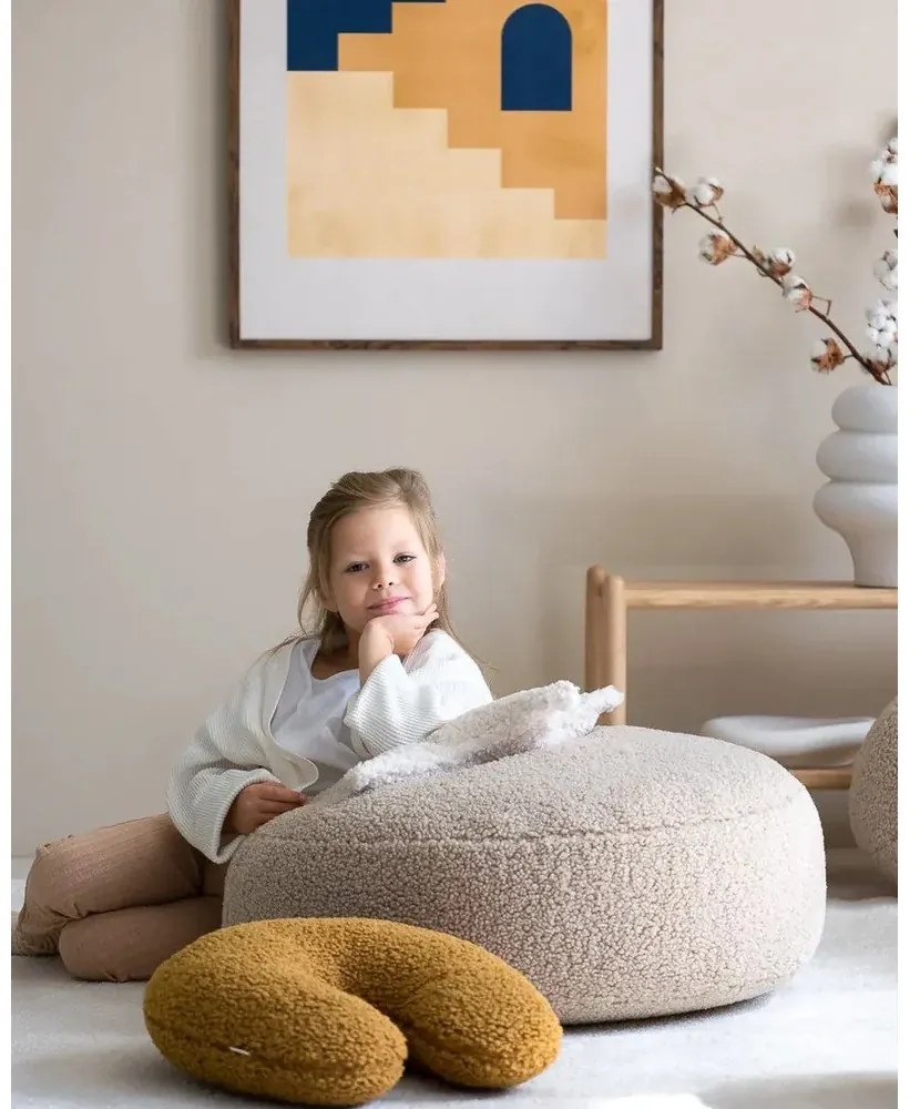 Pernă decorativă pentru copii maro cu tapițerie din țesătură bouclé U – Wigiwama