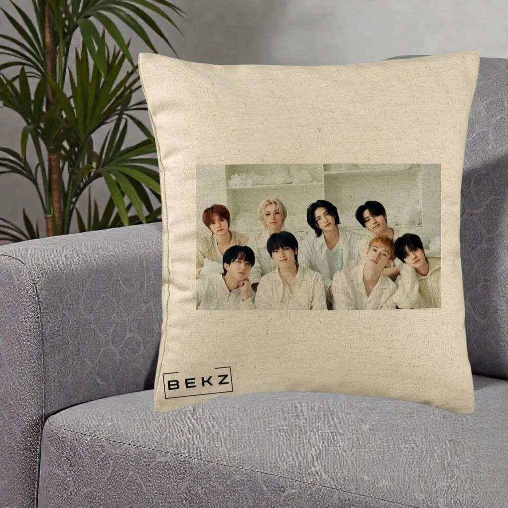 Perna Personalizata K-pop Stray Kids Foto Grup All-White Landscape, 40x40 cm, Bej, Husa Detasabila, Perna Inclusa, BEKZ®