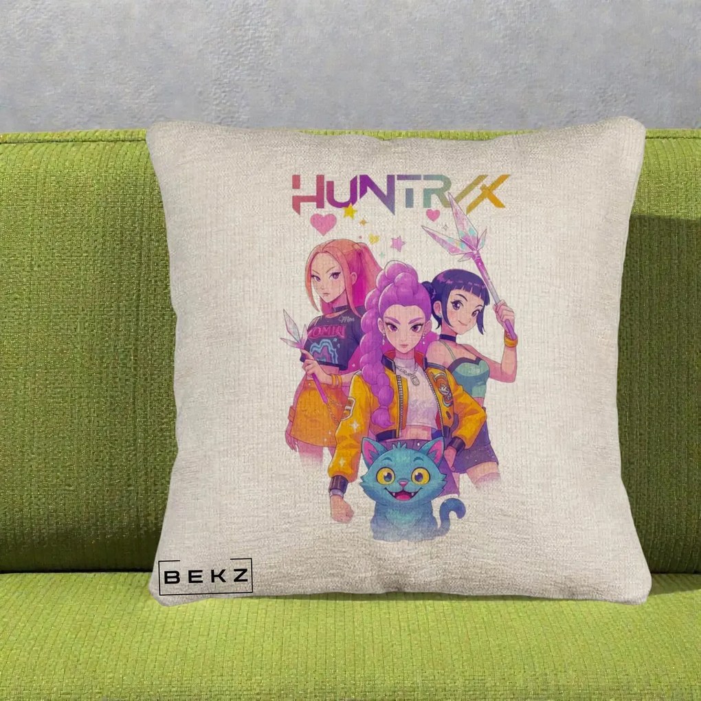 Perna Personalizata K-pop HUNTRX Trio Foto cu Pisica, 40x40 cm, Bej Canapea, Husa Detasabila, Perna Inclusa, BEKZ®