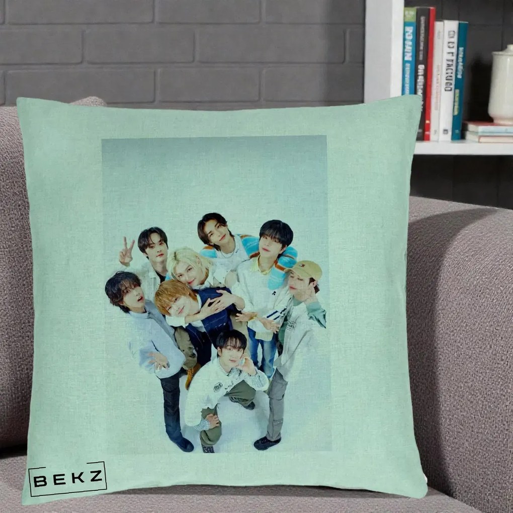 Perna Personalizata K-pop Stray Kids Foto Grup Bleu, 40x40 cm, Verde Menta, Husa Detasabila, Perna Inclusa, BEKZ®