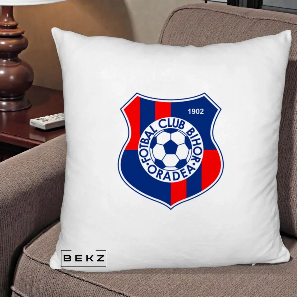 Perna Personalizata FC Bihor Oradea 1902 Fotbal, 40x40 cm, Alb Pufos, Husa Detasabila, Perna Inclusa, BEKZ®