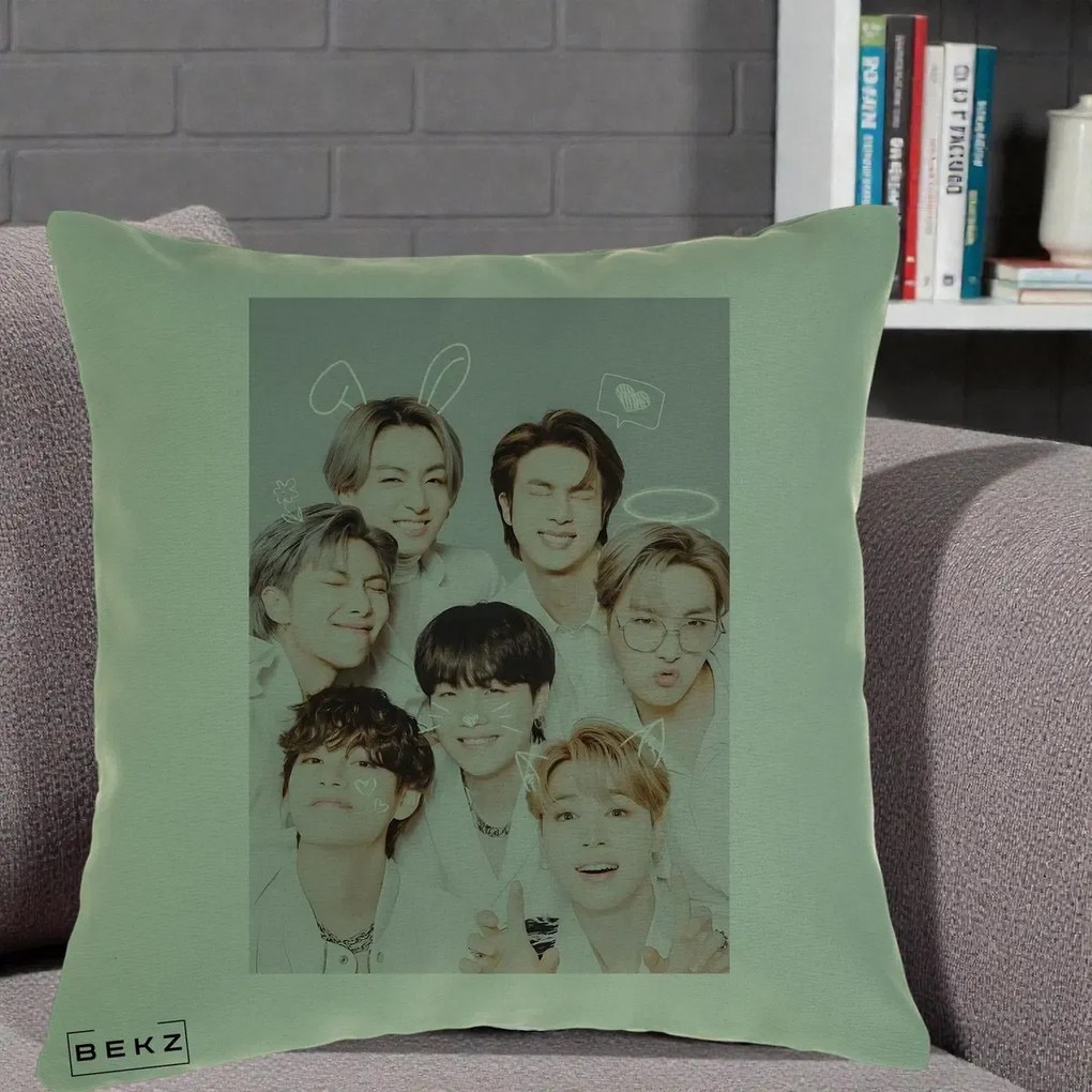 Perna Personalizata K-pop BTS Foto Grup Cute cu Animatii si 7 Membrii, 40x40 cm, Verde, Husa Detasabila, Perna Inclusa, BEKZ®