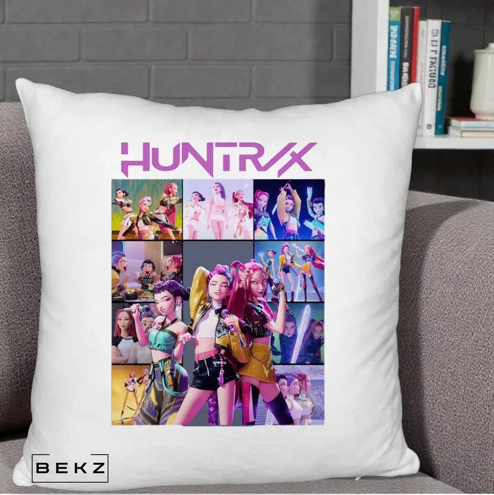 Perna Personalizata K-pop HUNTRX Colaj Animat Foto Grup, 40x40 cm, Alb Pufos, Husa Detasabila, Perna Inclusa, BEKZ®