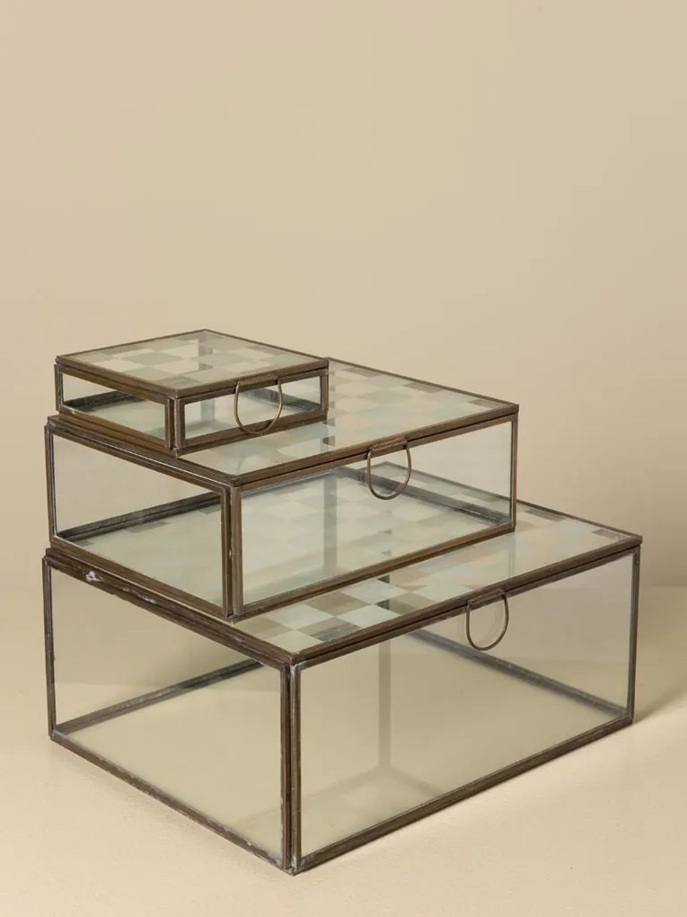 Set 3 cutii decorative din sticlă transparentă și metal auriu, capac cu balama și model în carouri mate, mâner inel, finisaj antichizat, 11 x 25 x 20