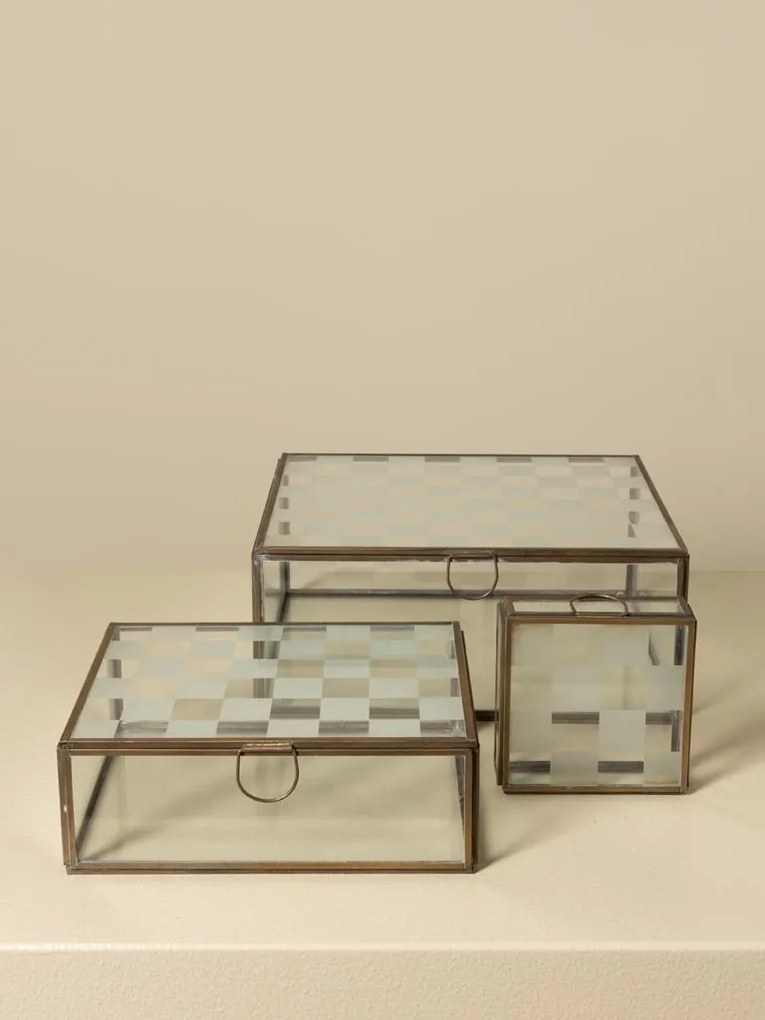 Set 3 cutii decorative din sticlă transparentă și metal auriu, capac cu balama și model în carouri mate, mâner inel, finisaj antichizat, 11 x 25 x 20