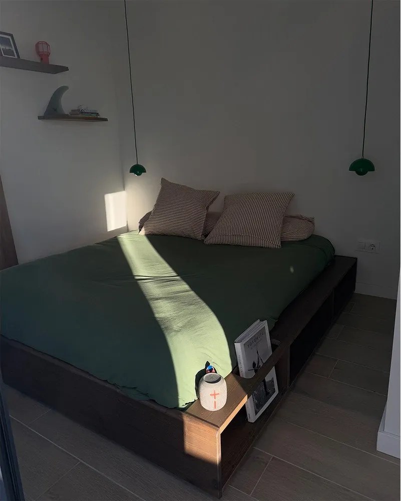 Pat matrimonial maro din lemn masiv de pin cu somieră 180x200 cm Ziggy – Karup Design