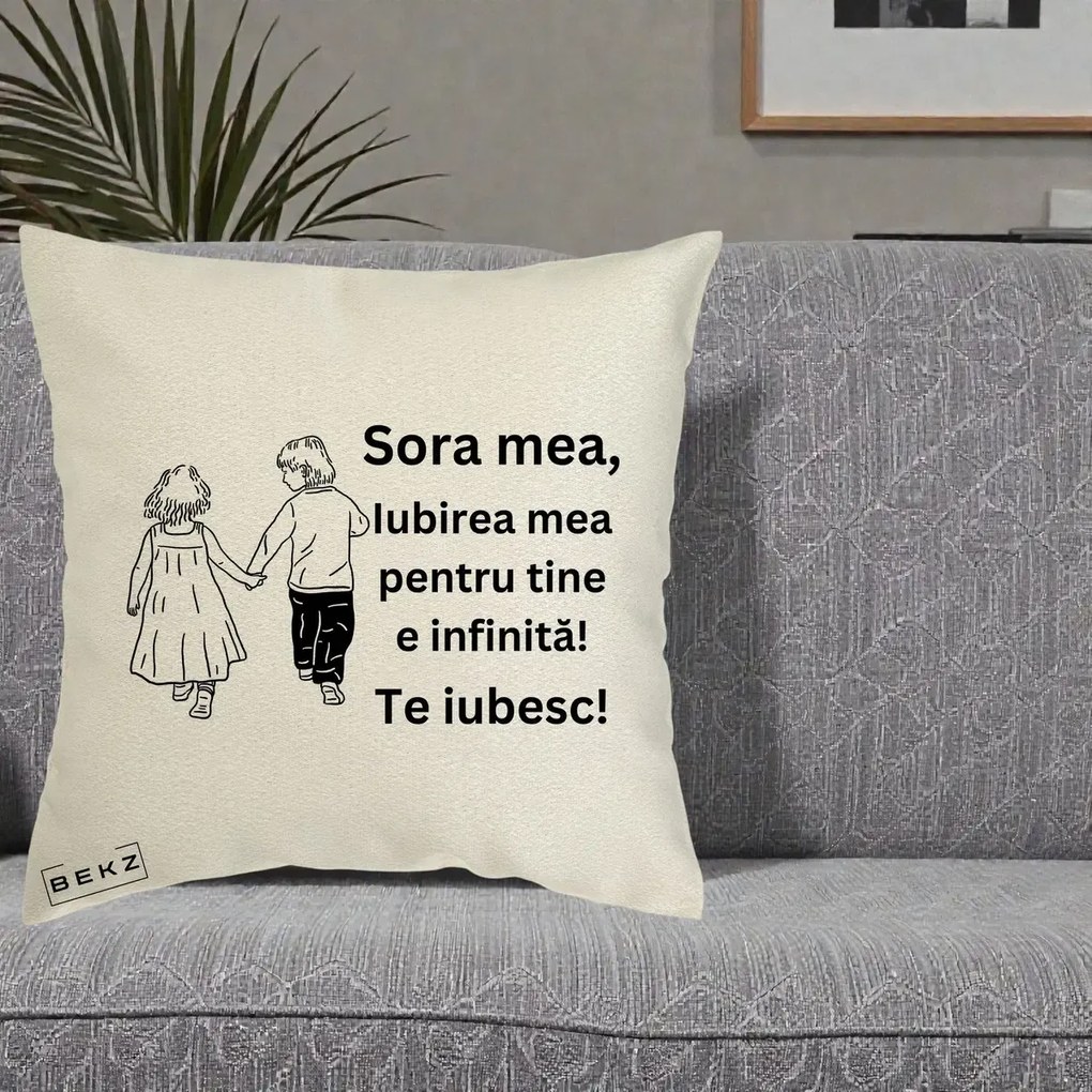 Cadou pentru Sora - Perna Personalizata Sora Mea Te Iubesc Copii Tinand Maini din Spate, 40x40 cm, Ecru, Husa Detasabila, Perna Inclusa, BEKZ®